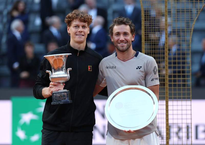 ATP Weekly: Jannik Sinner makes history with Rome title, but is he more vulnerable at Roland Garros? Plus, one half of the French Open draw is going to be crazy | Hamburg & Geneva previews episode artwork