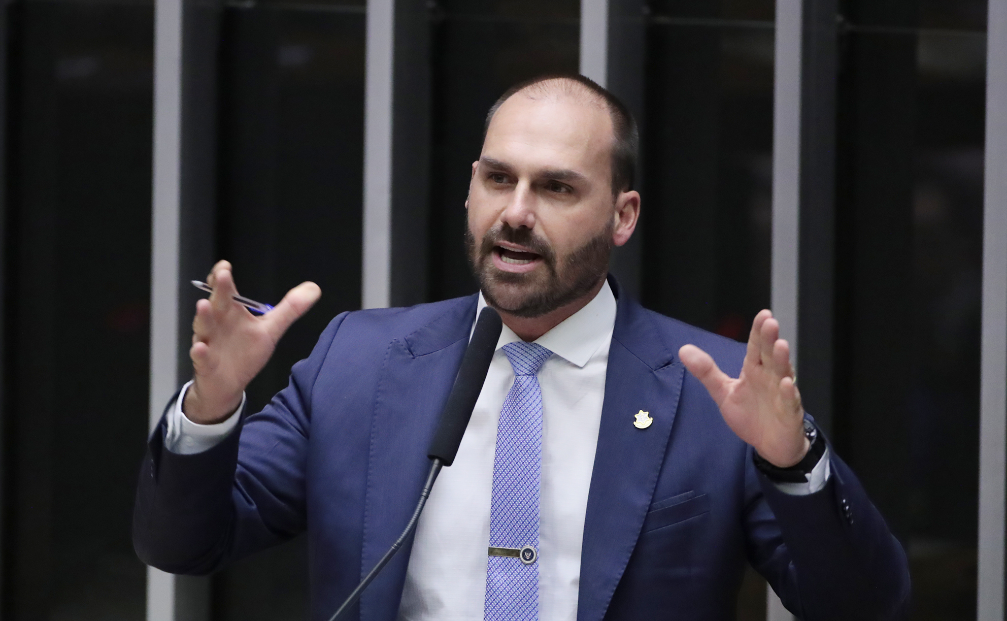 Parlamentares do PL na mira da Justiça, como Eduardo Bolsonaro e Ramagem, devem adotar estratégia de Zambelli e renunciar