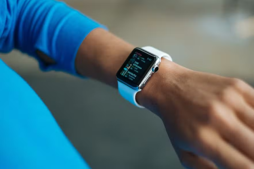 Smartwatch ou anel inteligente: qual vale mais a pena?