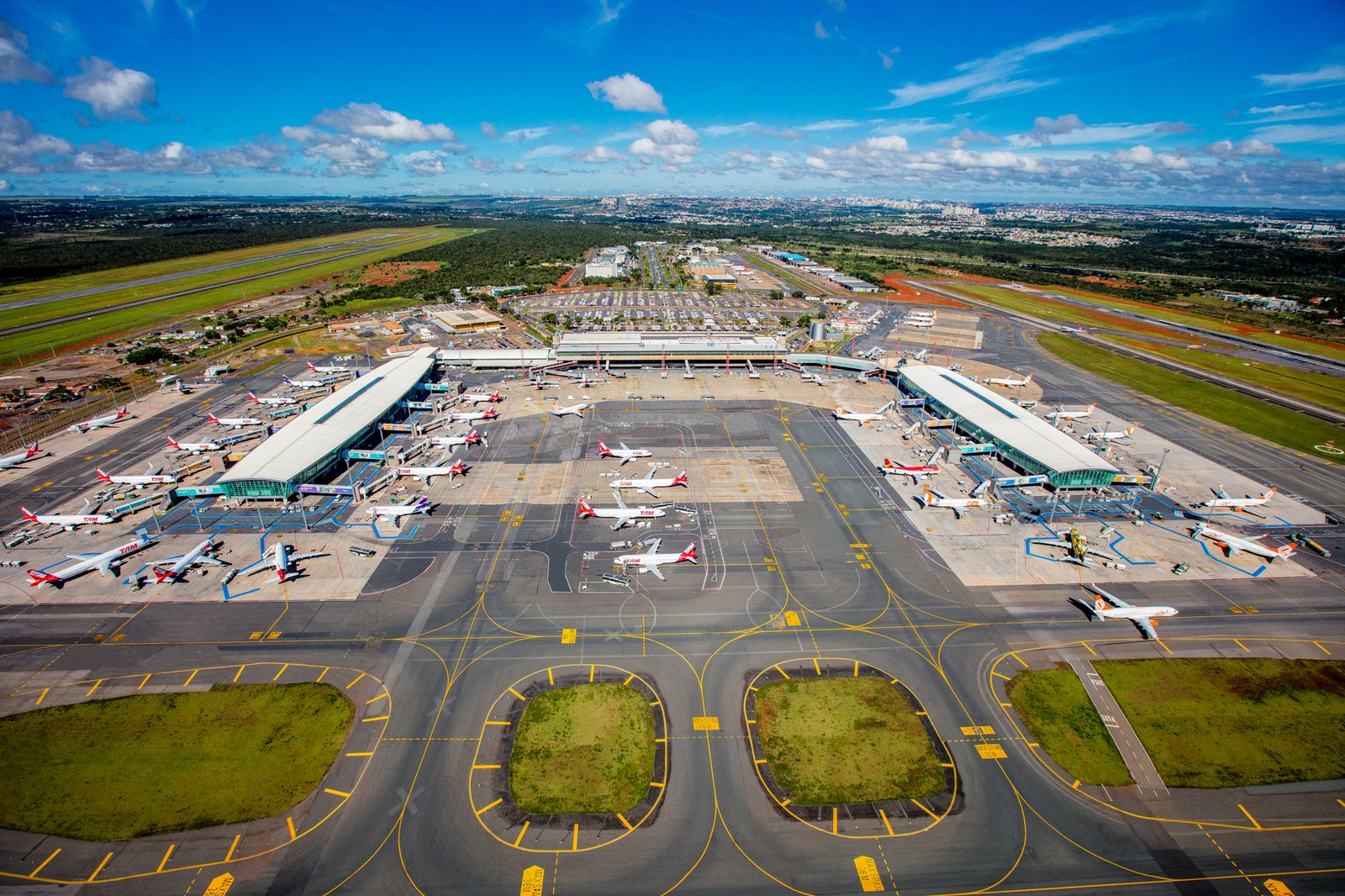 Avião que saía de Brasília tem suposta pane elétrica e passageiros precisam desembarcar