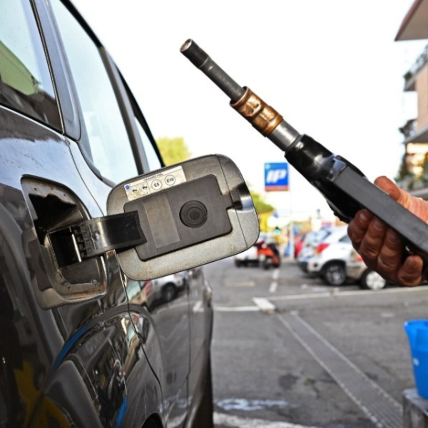 Fatti, bugie e promesse non mantenute sul caro carburanti