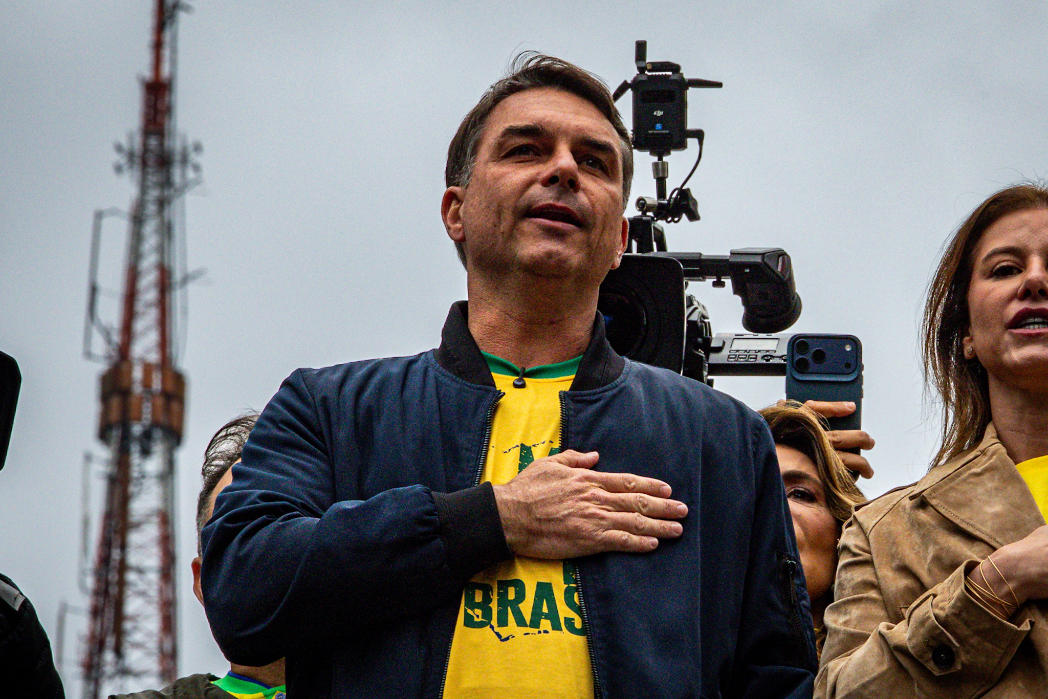 Flávio Bolsonaro participa de missa de Nossa Senhora Aparecida tentando afastar boato sobre retirada de padroeira episode artwork