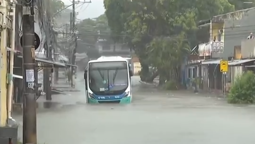 Passageiros são resgatados após ônibus ficar preso em alagamento em Campo Grande, no Rio
