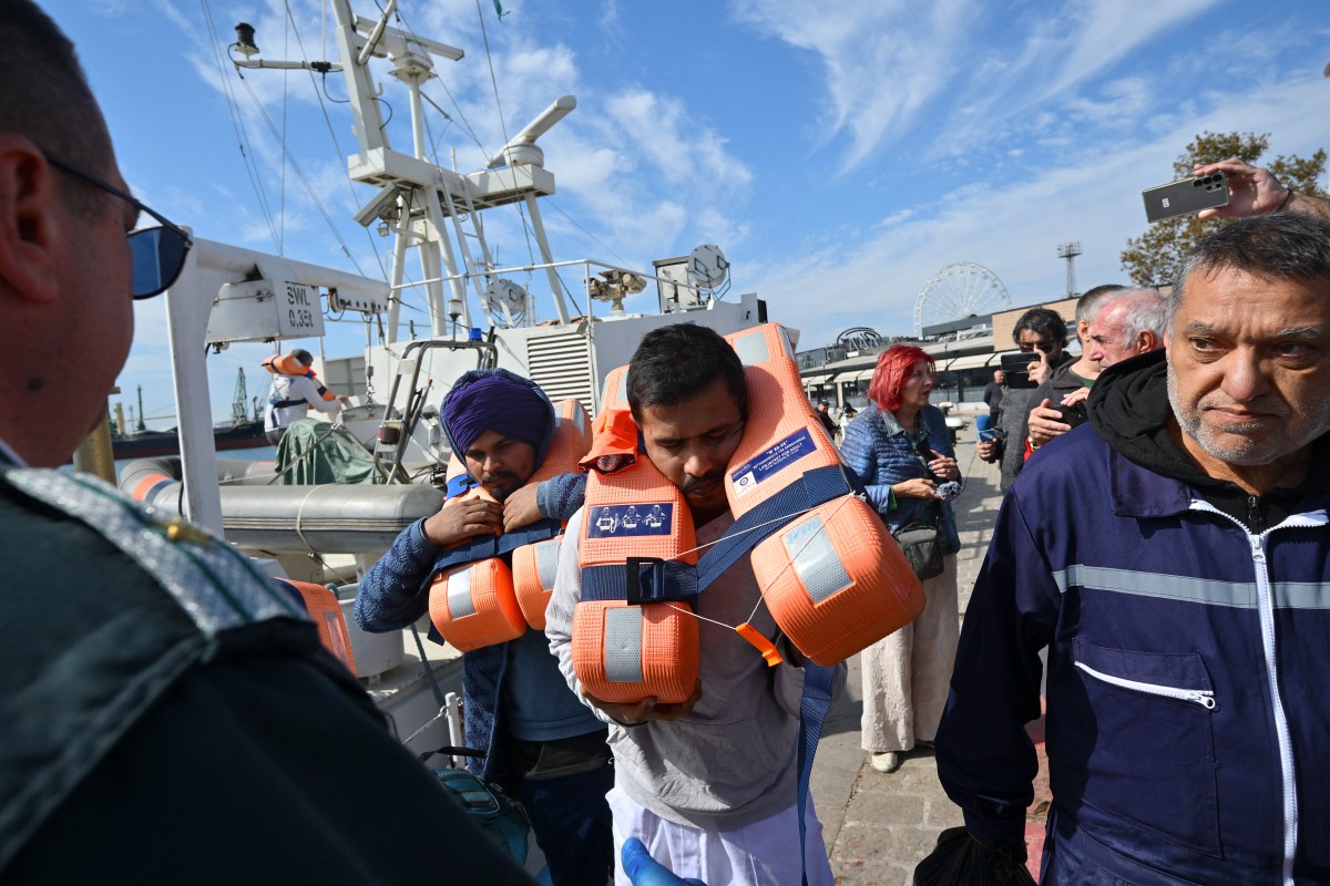 Navio afunda após ataque de drones no Mar Negro; tripulação está desaparecida episode artwork