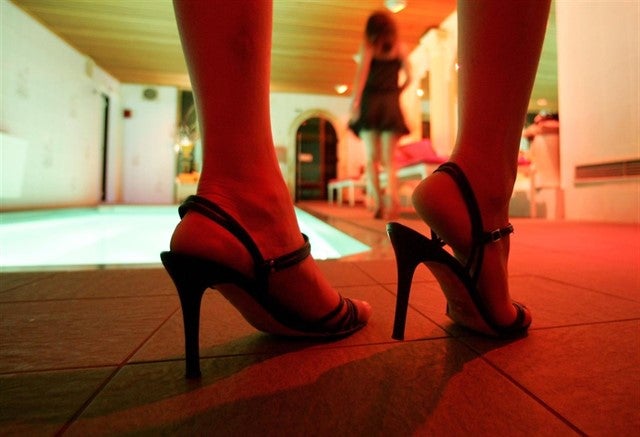 Territorio Negro: Así captan mujeres las mafias de la prostitución