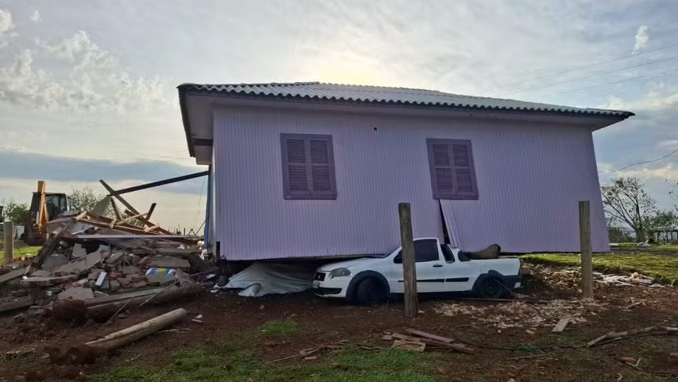 Casa de madeira fica em cima de carro após ser arrastada pelo vento em Santa Catarina