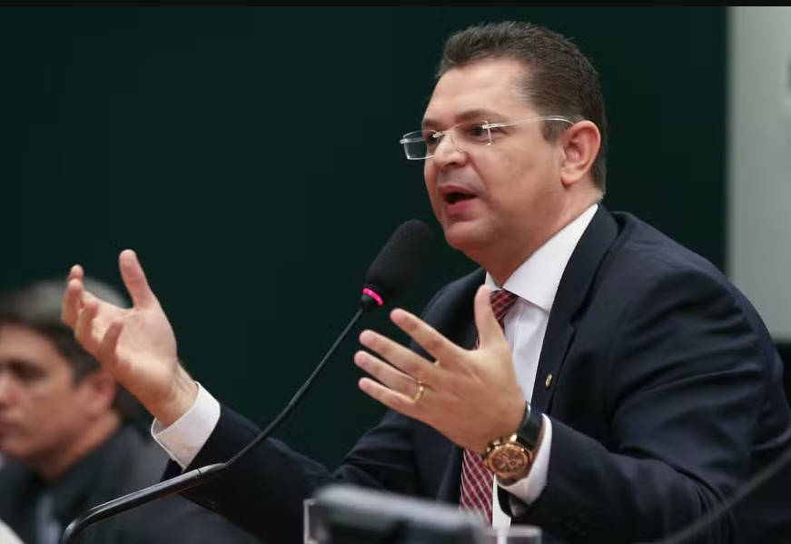 Líder do PL na Câmara propõe PEC da Anistia após suspensão de Moraes da Lei da Dosimetria