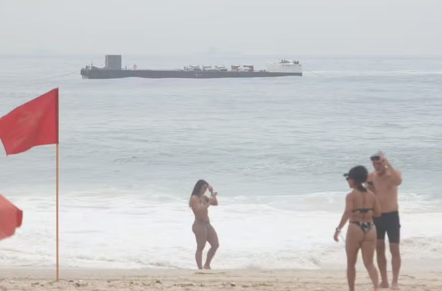 Bombeiros resgatam mais de 800 nas praias do Rio: 'Orientação é não entrar no mar'