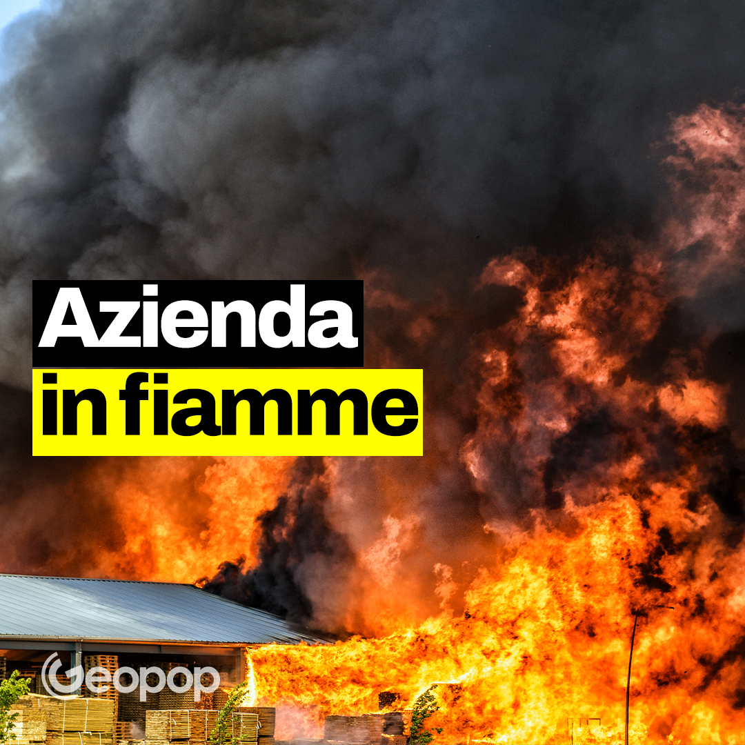 Incendio in un'azienda in Brianza: come viene gestito dai tecnici e quali sono le sostanze rilasciate in aria
