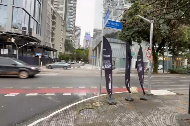 Windbanners viram obstáculo nas calçadas de SP e desafiam regra eleitoral