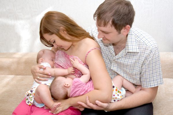 How Twin Dads Can Help Moms Who Breastfeed