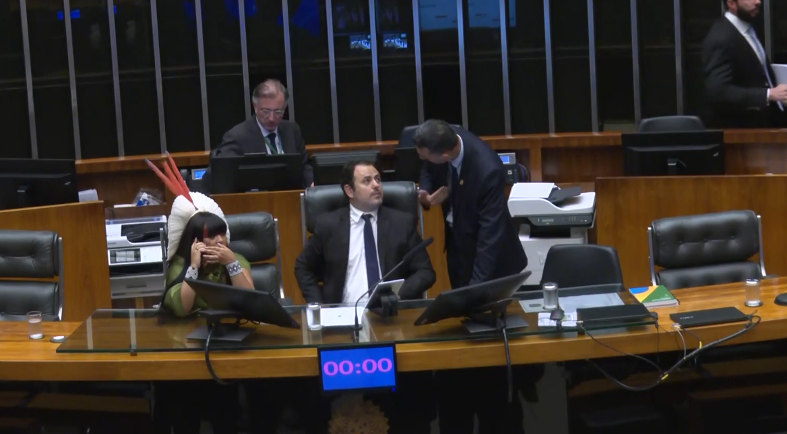 Câmara suspende sessão após Glauber Braga ocupar cadeira da presidência em protesto