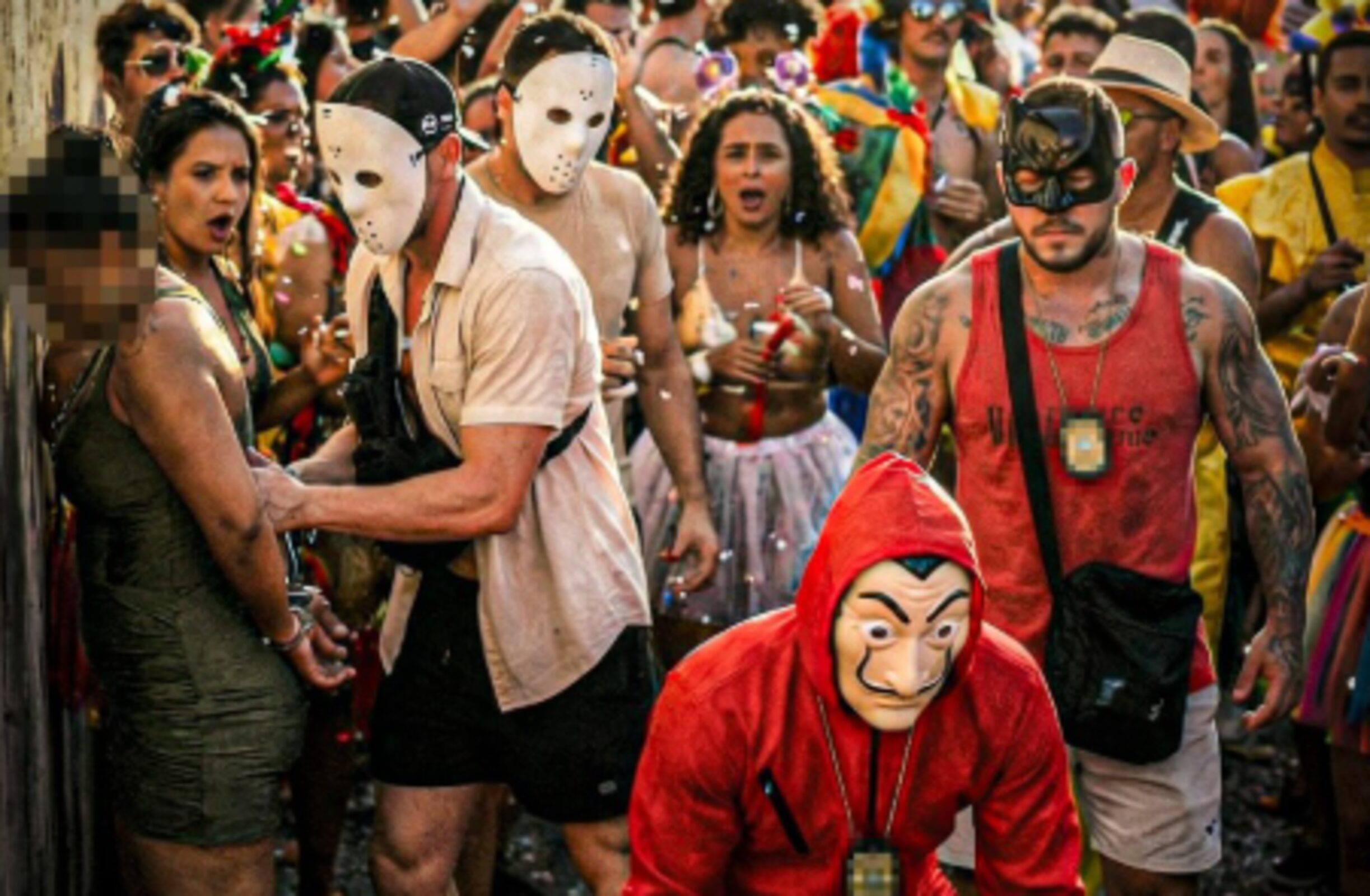 Policiais fantasiados prendem dois suspeitos de roubo e furto em bloco no Rio episode artwork