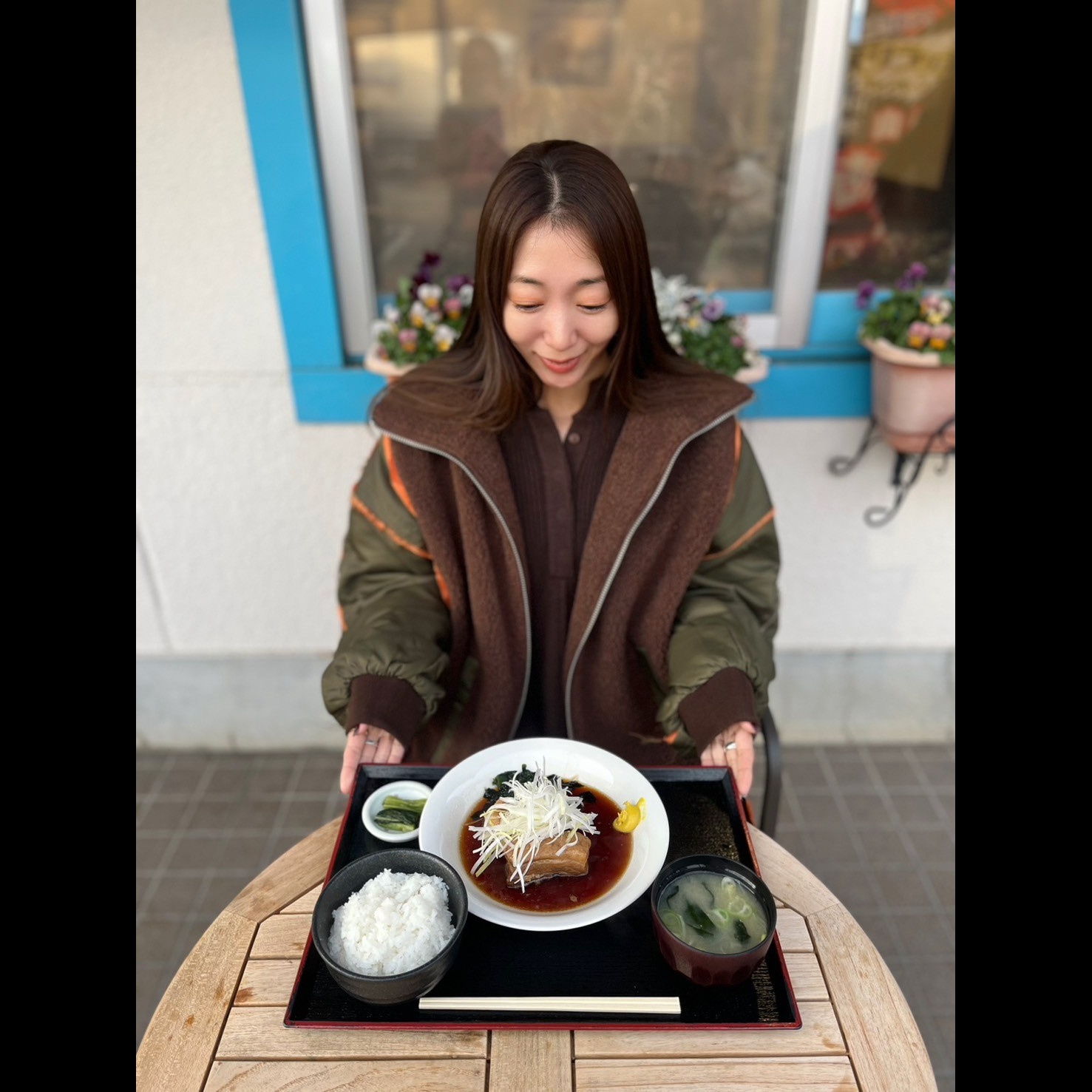 ワカメが添えている角煮定食？！　中央自動車道　釈迦堂PA上り「甲州富士桜ポークの角煮定食」