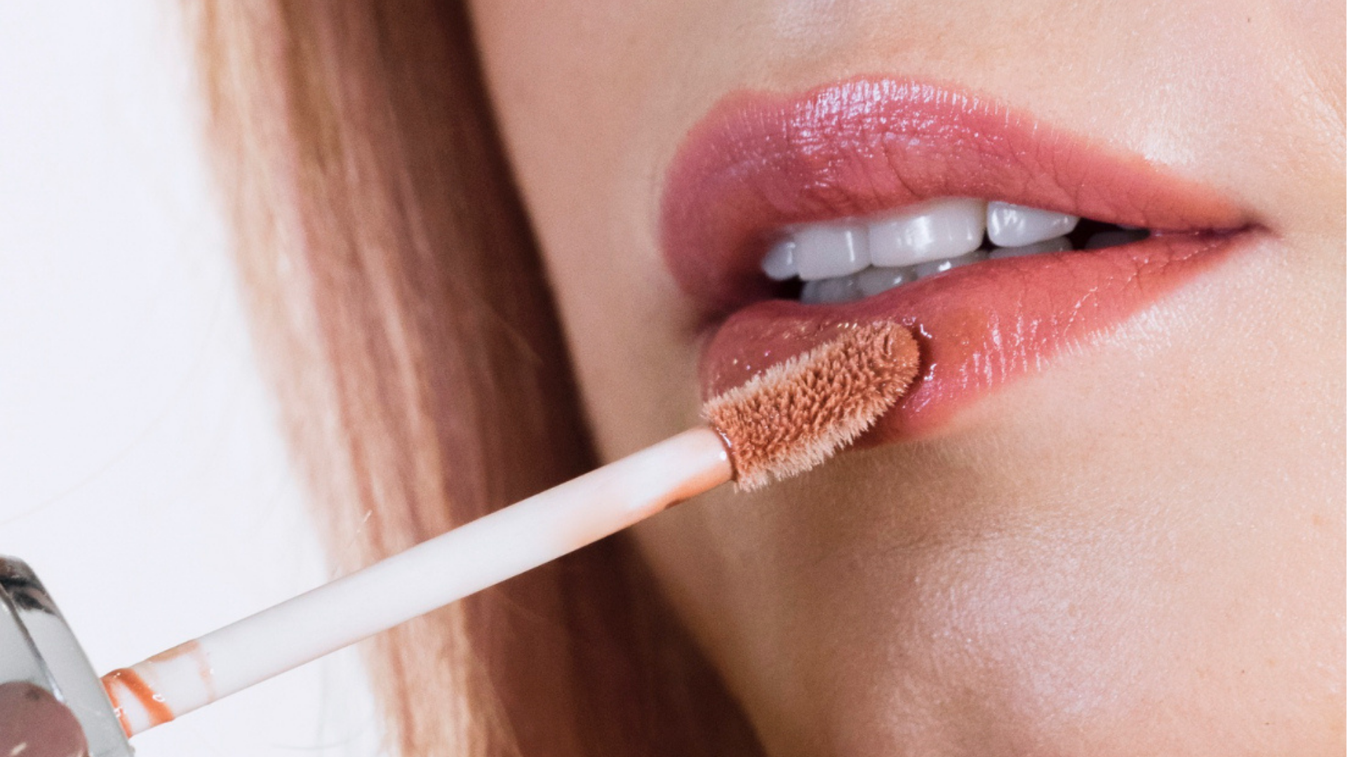 'Lip plumper': produto vira febre nas redes, mas pode causar irritação e alergias nos lábios
