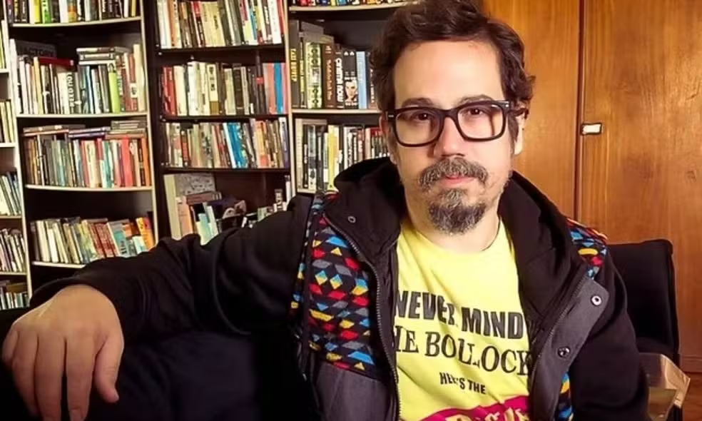 Diretor Ricardo Spencer é encontrado morto no Copan, em SP; polícia investiga morte suspeita episode artwork