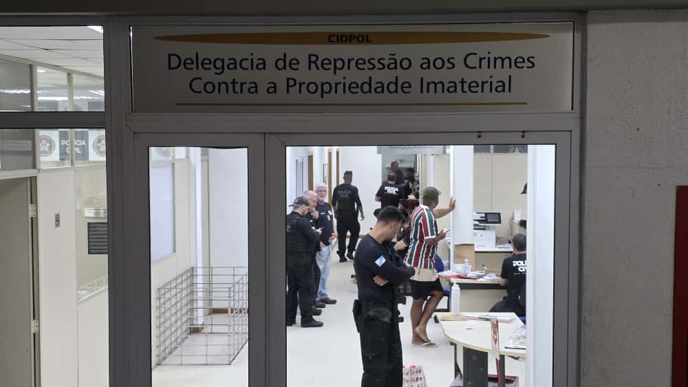Polícia do Rio faz operação contra esquema de desbloqueio de celulares; mais de 30 são levados para delegacia