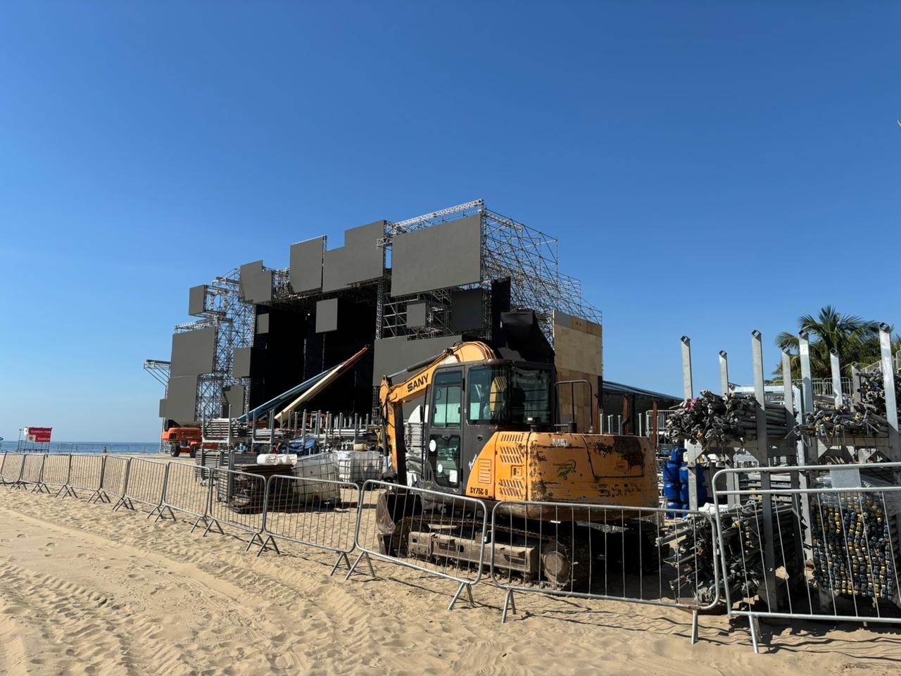 Sob forte calor, operários trabalham na montagem do palco principal do réveillon de Copacabana