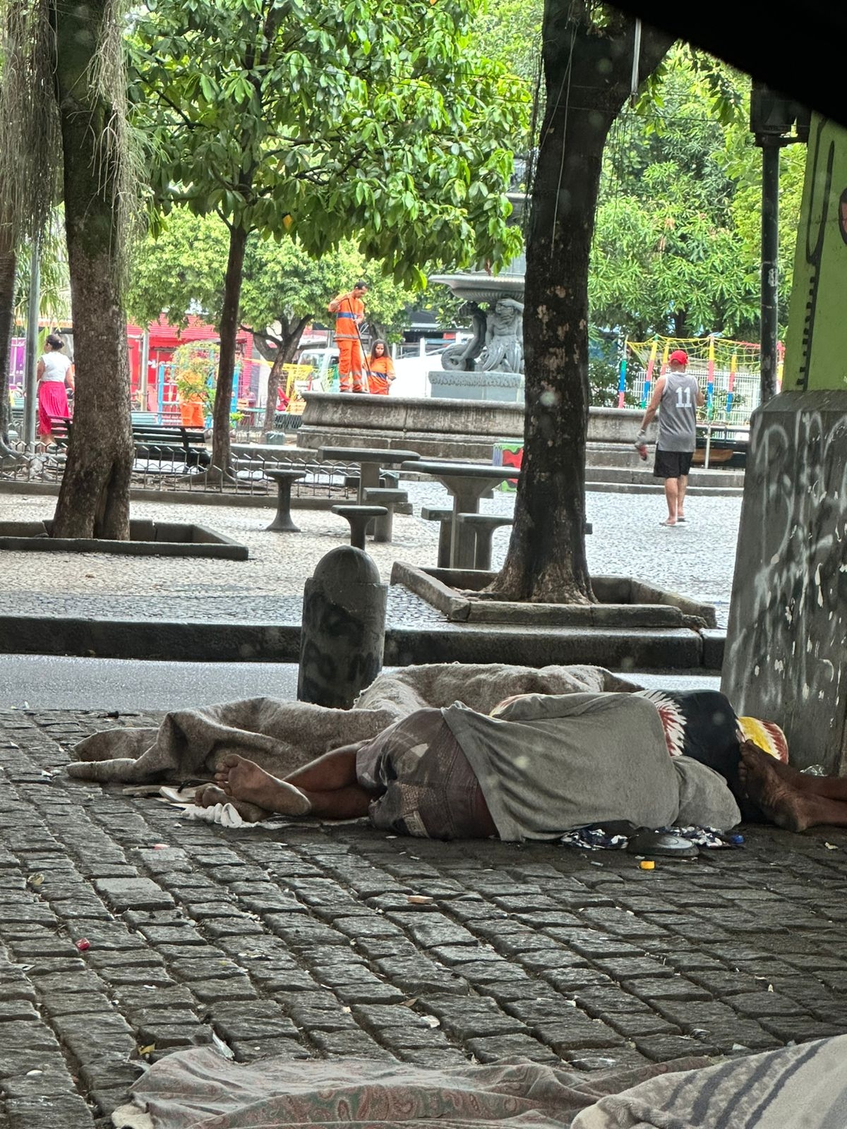 Moradores e comerciantes reclamam da situação de abandono na Avenida Paulo de Frontin, no Rio Comprido