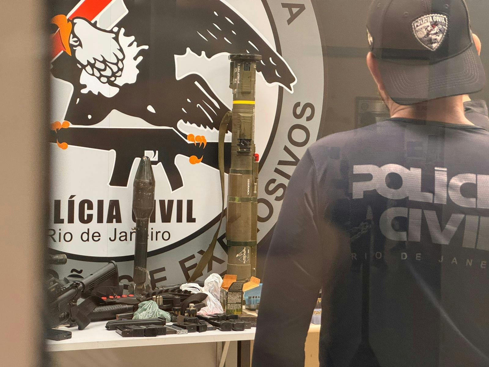Polícia apreende fuzis e bazuca em fábricas ilegais de armas no RJ Polícia apreende fuzis e bazuca em fábricas ilegais de armas no RJ