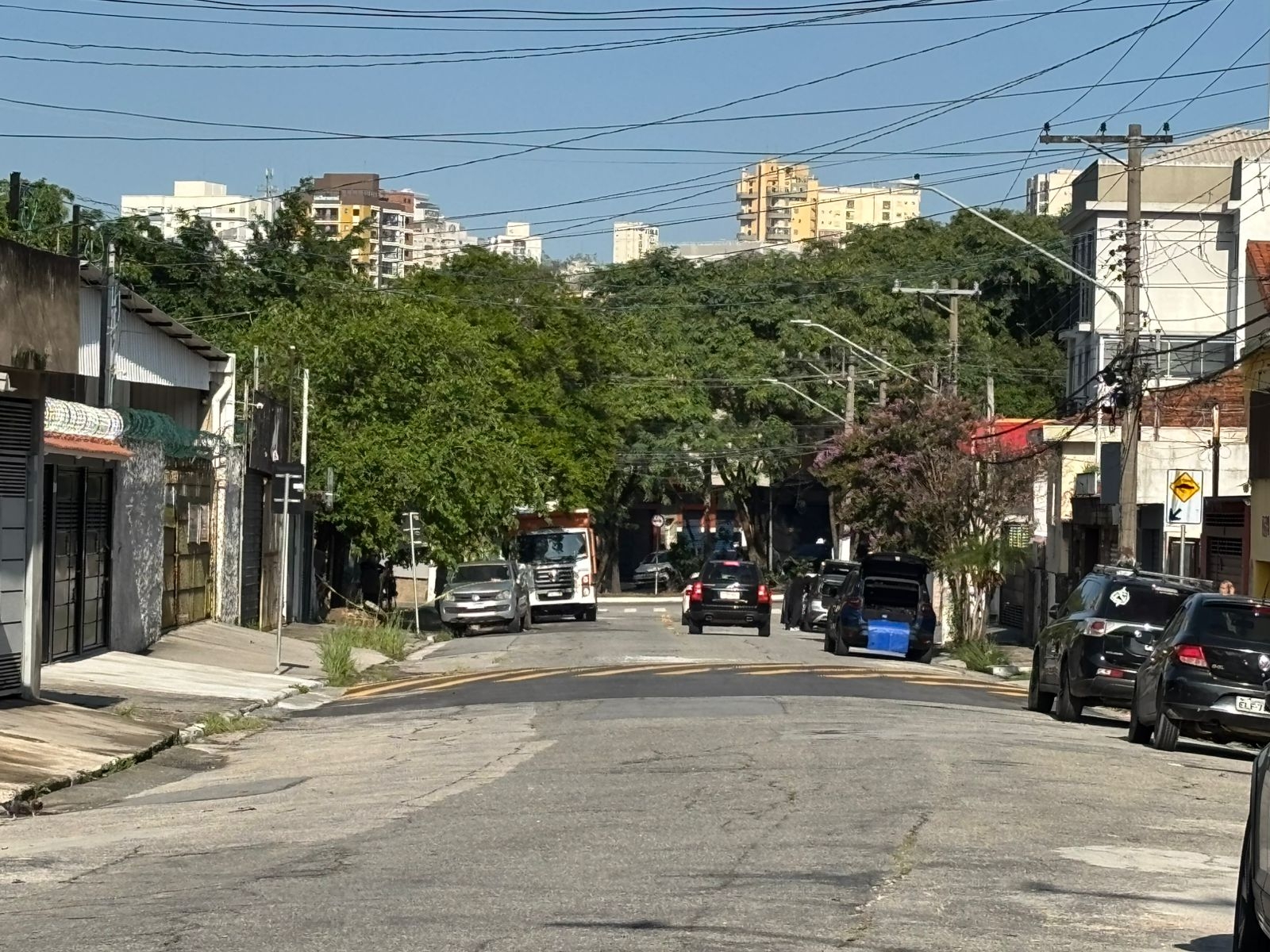 Homem morre após ser arrastado por enxurrada e ficar preso debaixo de carro em SP