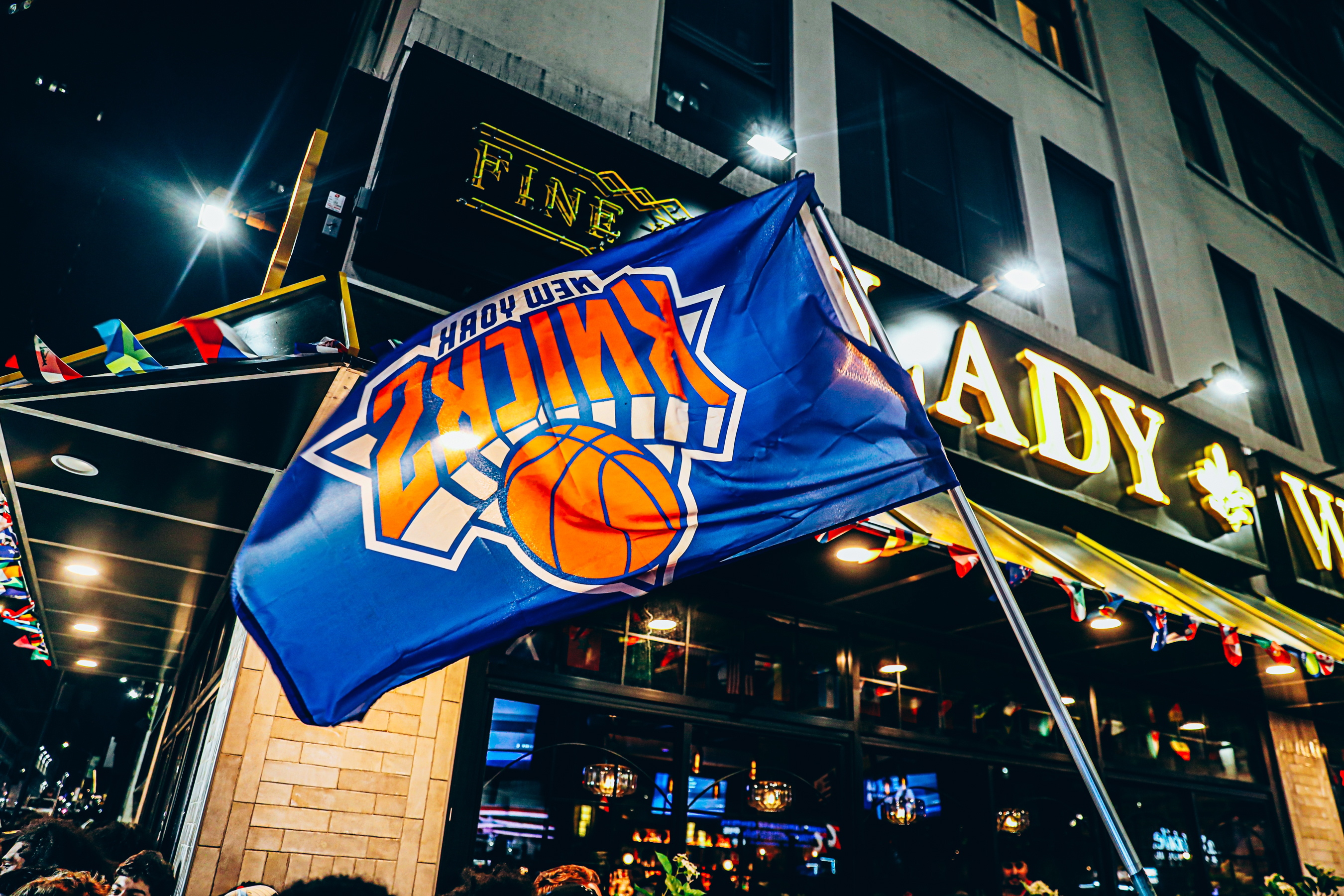 Knicks encerram jejum de 53 anos na NBA e transformam noite de Copa em festa histórica em Nova York episode artwork