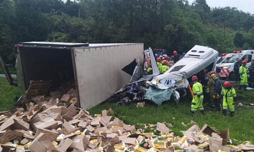 Acidente na Rodovia Régis Bittencourt deixa ao menos seis mortos e 20 feridos no Paraná