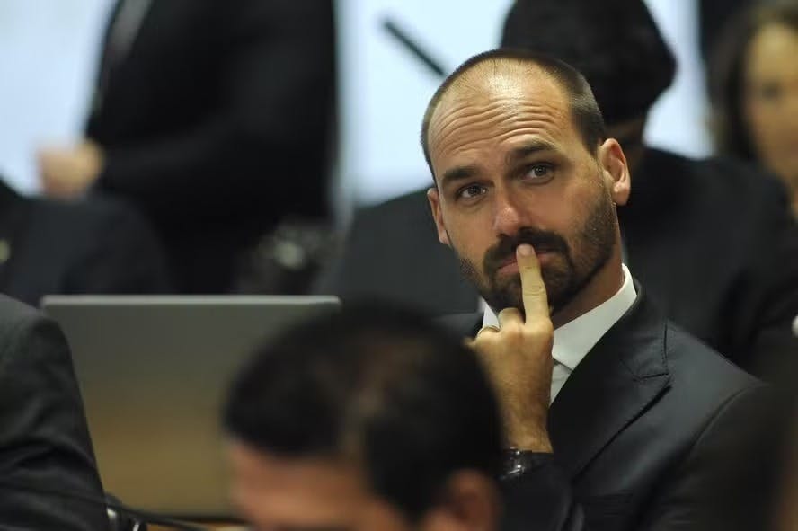 Por unanimidade, STF decide tornar Eduardo Bolsonaro réu por coação Por unanimidade, STF decide tornar Eduardo Bolsonaro réu por coação