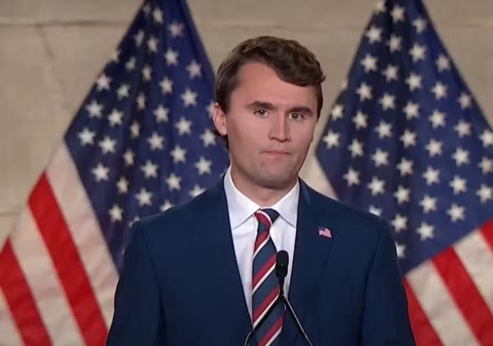 Charlie Kirk, ativista conservador de direita, morre após ser baleado durante evento nos EUA Charlie Kirk, ativista conservador de direita, morre após ser baleado durante evento nos EUA