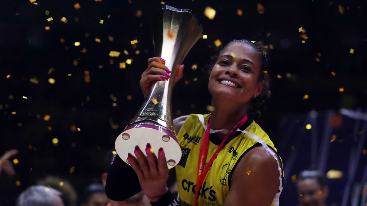 Adenízia celebra título da Superliga e revela bastidores de campanha 'desacreditada' do Praia Clube