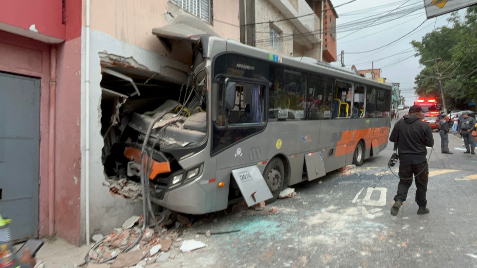 Ônibus atinge casa na Zona Oeste de SP e deixa ao menos oito feridos episode artwork