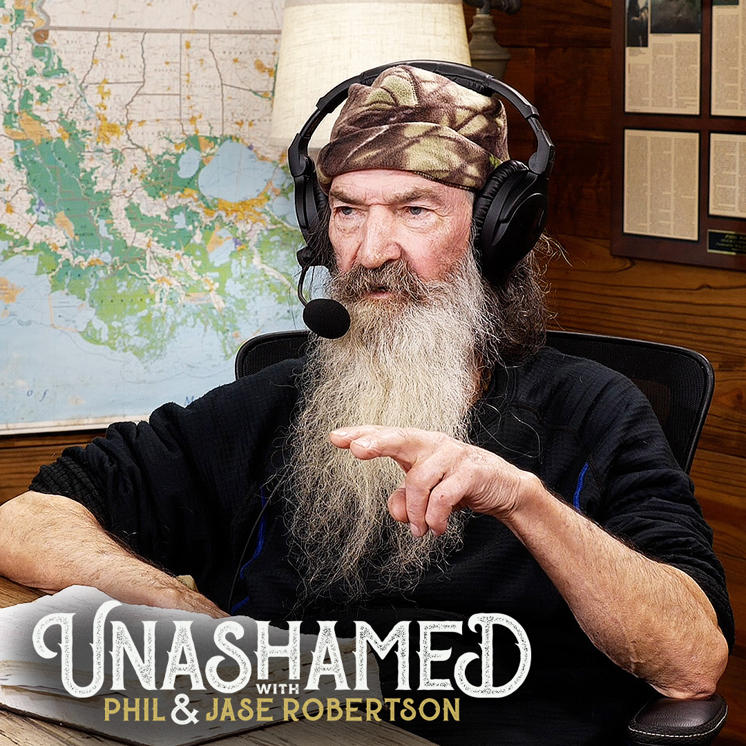 Ep 818 | Phil Hunts with the ‘3 Stooges’ & Jase Can’t Get Over the Name of Phil’s New Book