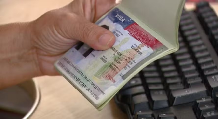 EUA suspendem agendamento de entrevistas para vistos de imigrantes em todo o mundo episode artwork