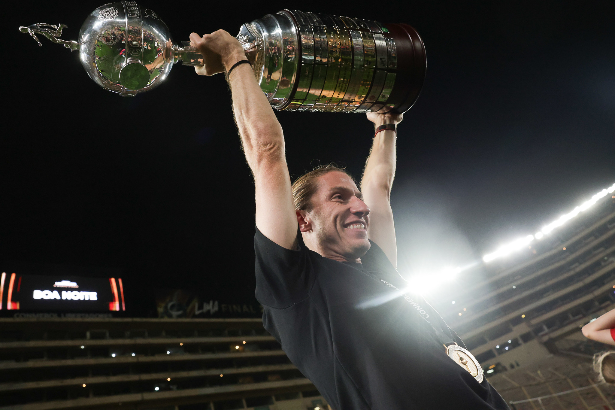 R$ 60 mil em passagens e até 30 horas de viagem: torcedores do Flamengo relatam desafios para chegar ao Catar