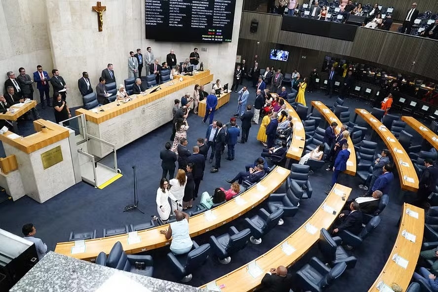 Justiça dá cinco dias para Câmara de SP explicar fim da CPI da Habitação Social