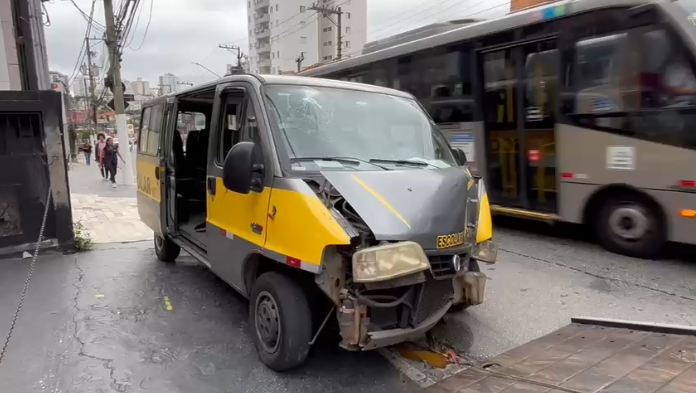 Van escolar bate em poste após motorista passar mal na Zona Norte de SP