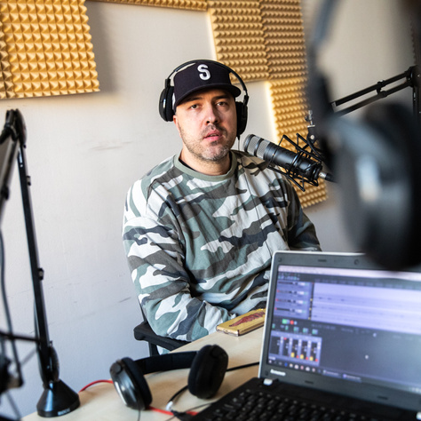 Beszélt élőben az államtitkár, én meg meztelenül táncoltam mögötte - Kultrovat Podcast – Interjú Szabó Simonnal