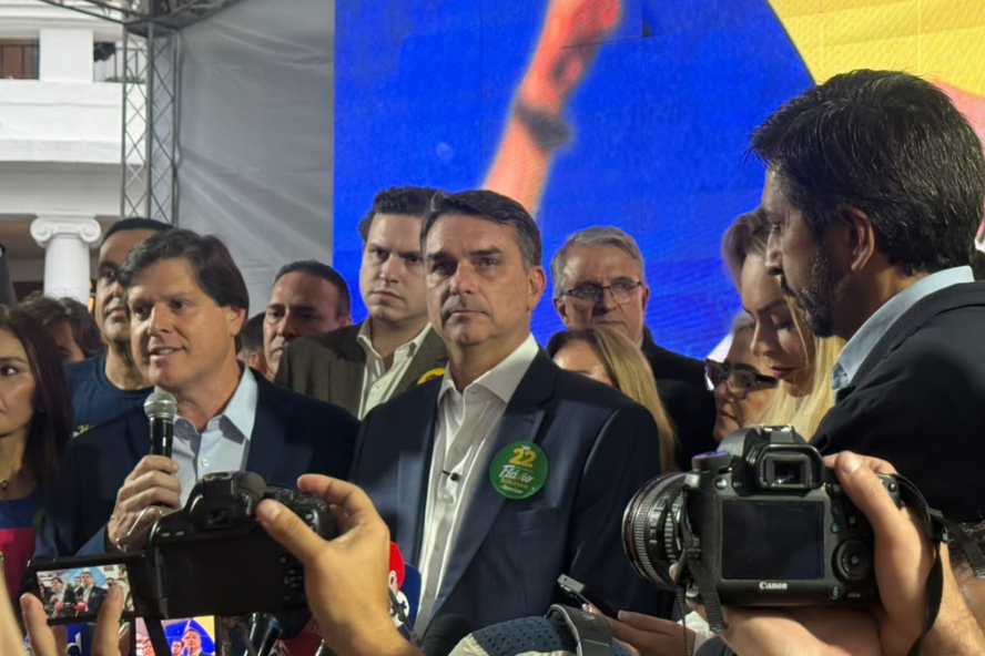 Flávio Bolsonaro diz que não vai participar de debate na TV Bandeirantes no domingo (18) episode artwork