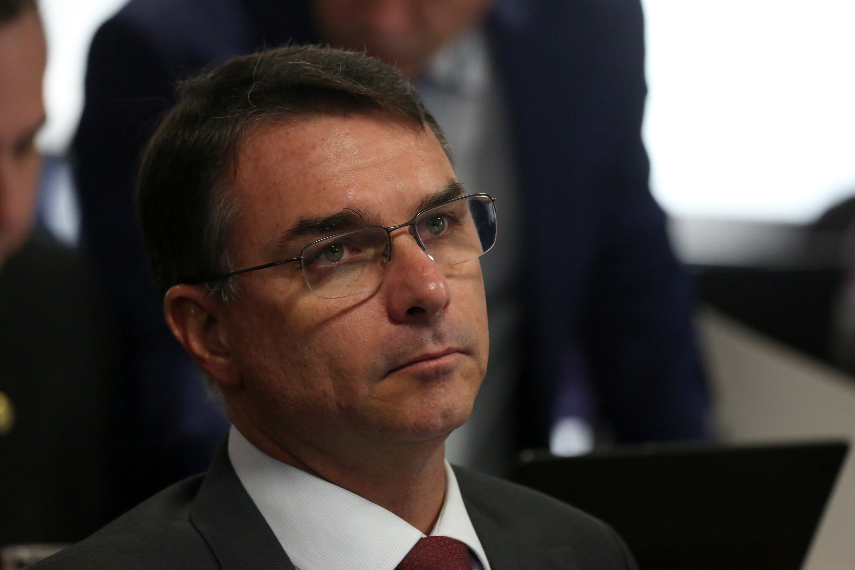 Flávio Bolsonaro diz que decisão de Moraes que concedeu prisão domiciliar ao pai é 'exótica e contraditória' episode artwork