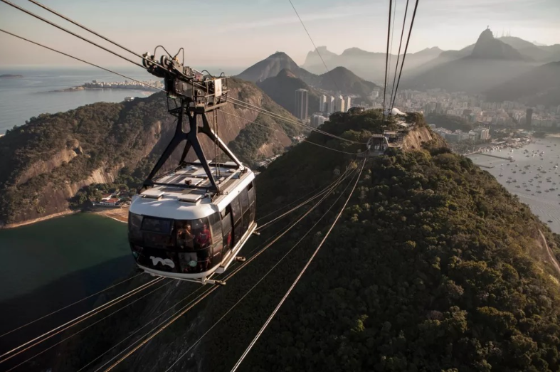 Turistas lotam pontos turísticos do Rio e hotéis atingem lotação máxima durante o Carnaval; números superam 2025