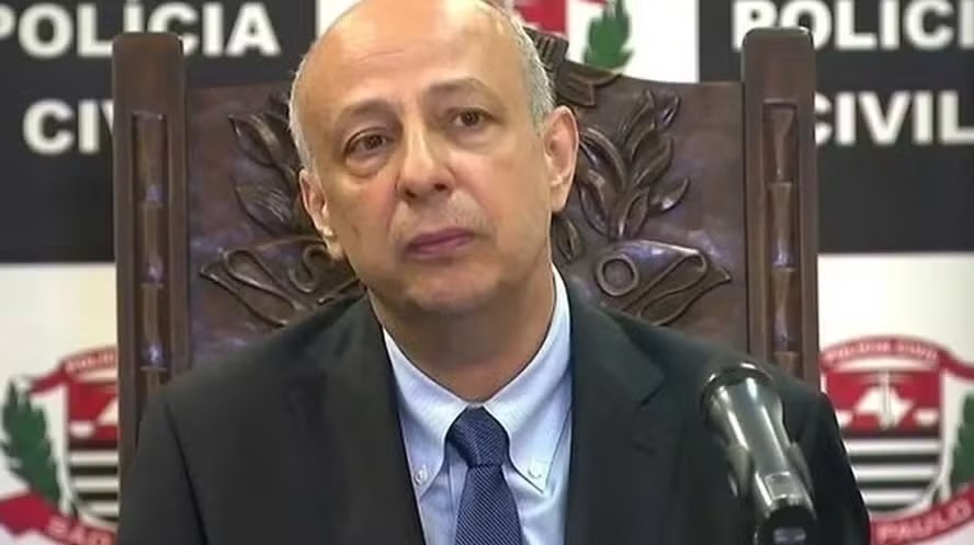 Polícia Civil faz perícia em casa de onde teria saído fuzil usado na execução de ex-delegado