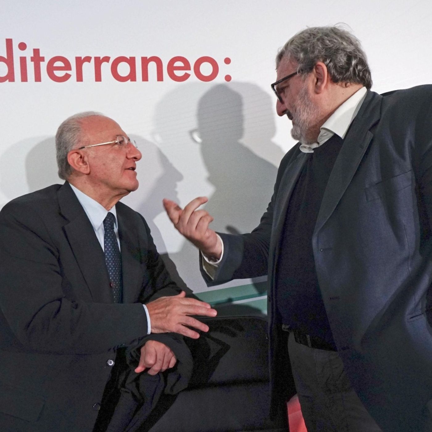 Le vaccinazioni (in ritardo) mandano in confusione due governatori del Pd