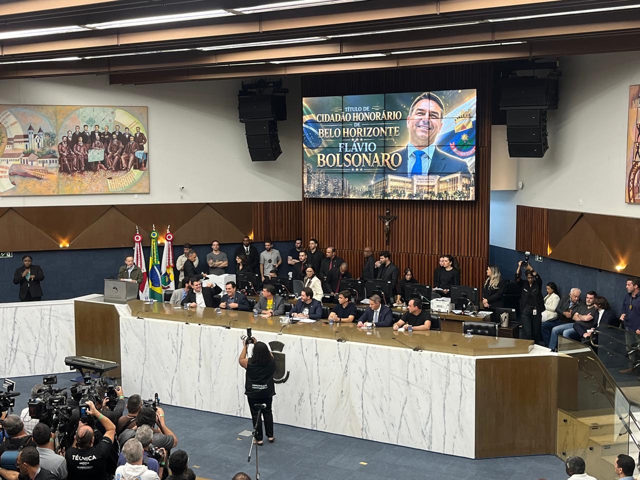 Flávio Bolsonaro recebe título de cidadão honorário em BH e é recebido por apoiadores e manifestantes contrários episode artwork