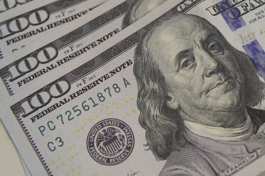 Dólar cai, mas brasileiros ainda não sentem redução nos preços de importados