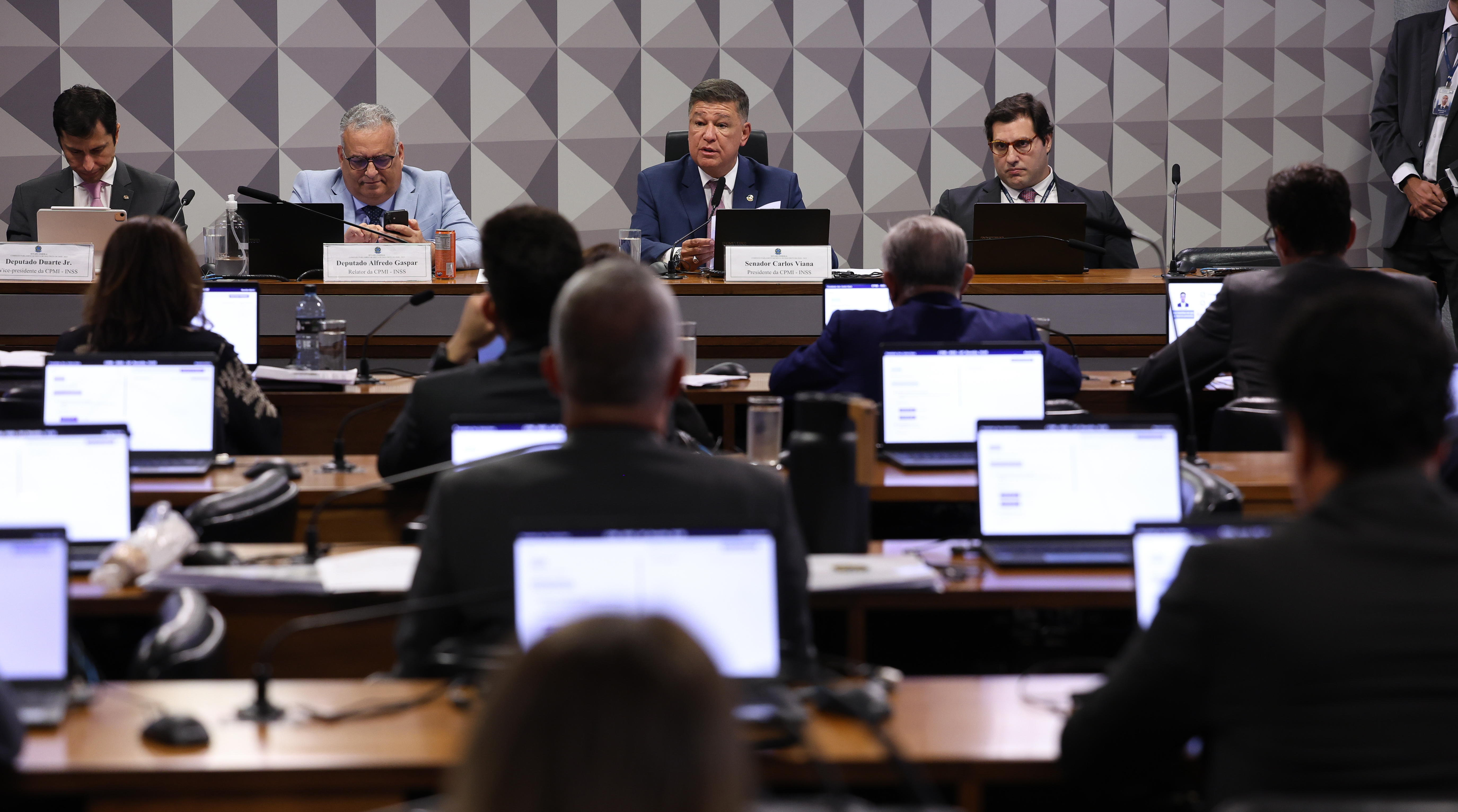 Sessão da CPMI do INSS é cancelada após Mendonça liberar ex-presidente da Contag de depor