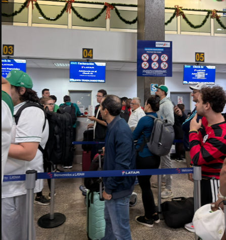 Torcedores do Flamengo denunciam que estão retidos em aeroporto em Cusco após Latam cancelar voo rumo a Lima