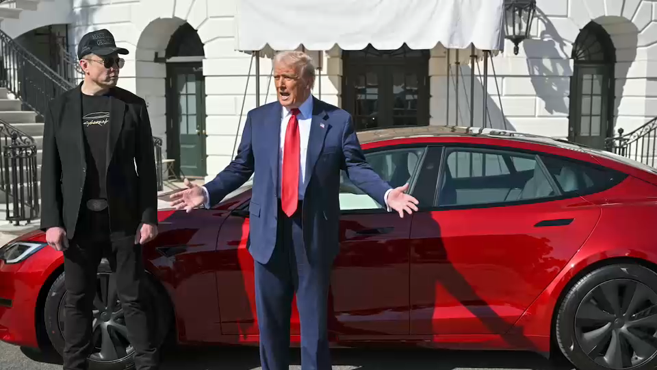 ¡Presidente Trump compra un Tesla!