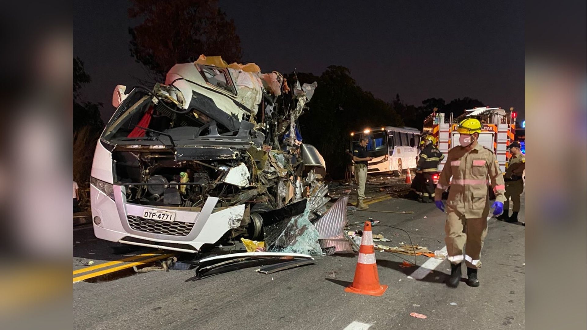 Acidente entre micro-ônibus, ônibus e carreta deixa cinco mortos em Porangatu (GO)