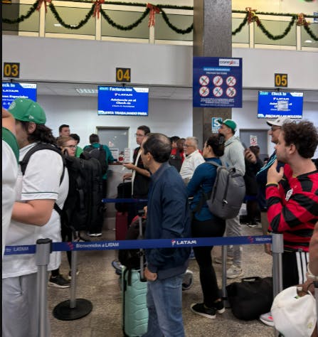 Torcedores do Flamengo denunciam que estão retidos em aeroporto em Cusco após Latam cancelar voo rumo a Lima Torcedores do Flamengo denunciam que estão retidos em aeroporto em Cusco após Latam cancelar voo rumo a Lima