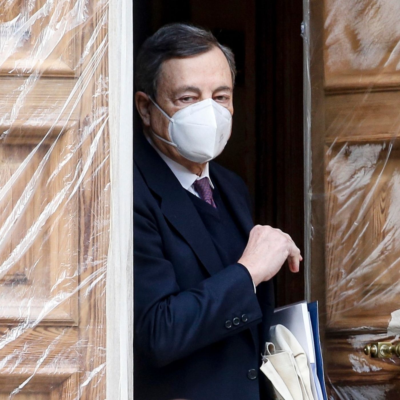 Per difendersi dai contagi meglio Draghi che le urne?